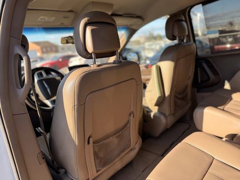 Used 2015 Chrysler Town & Country Touring image 17