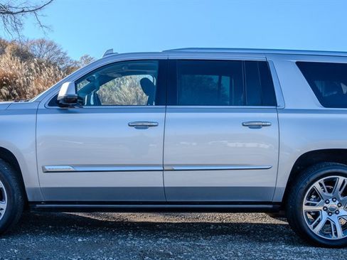 Used 2020 Cadillac Escalade ESV Premium Luxury image 2