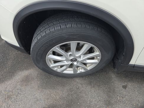 Used 2020 Nissan Rogue SV image 2