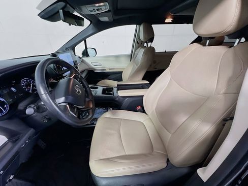 Used 2024 Toyota Sienna Limited FWD image 21