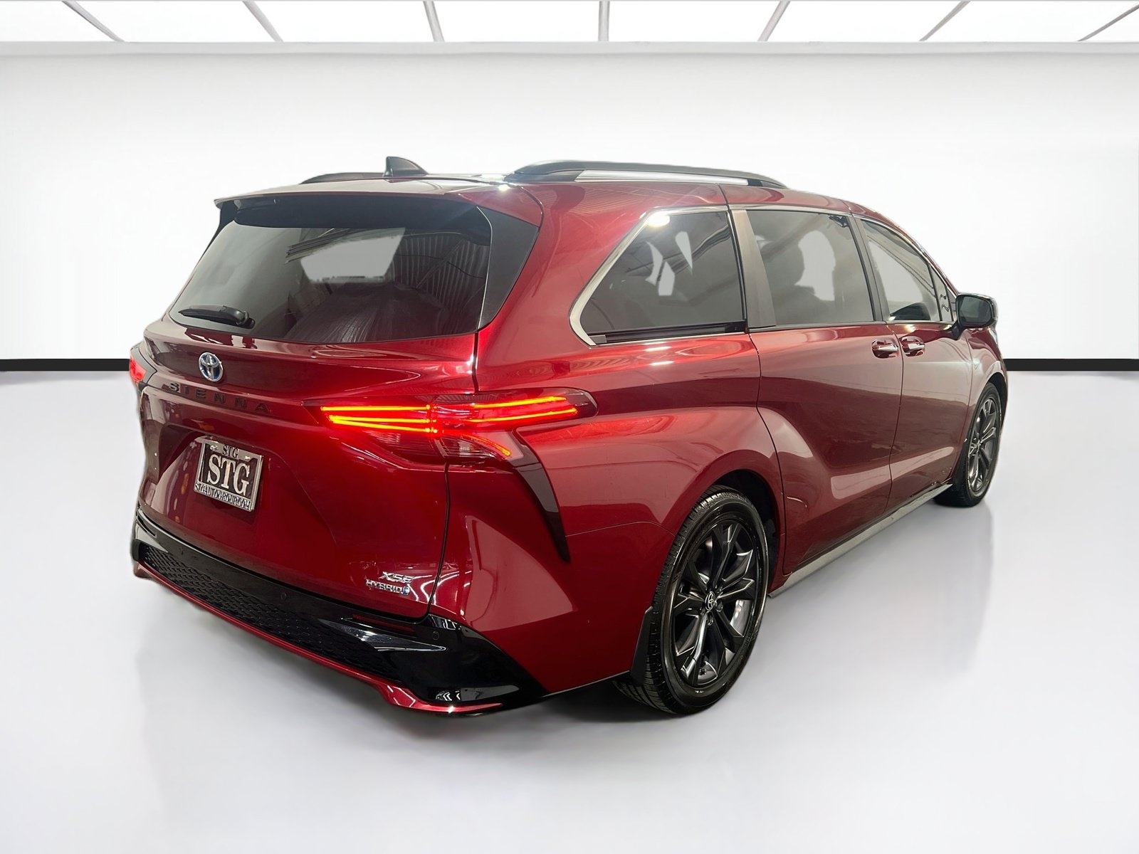Used 2023 Toyota Sienna XSE w/ XSE Plus Package FWD image 4