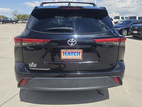 Used 2023 Toyota Highlander L FWD image 6