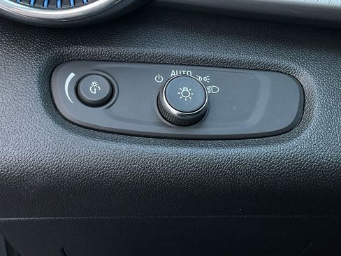 Used 2025 Chevrolet Trax LT w/ LT Convenience Package image 25