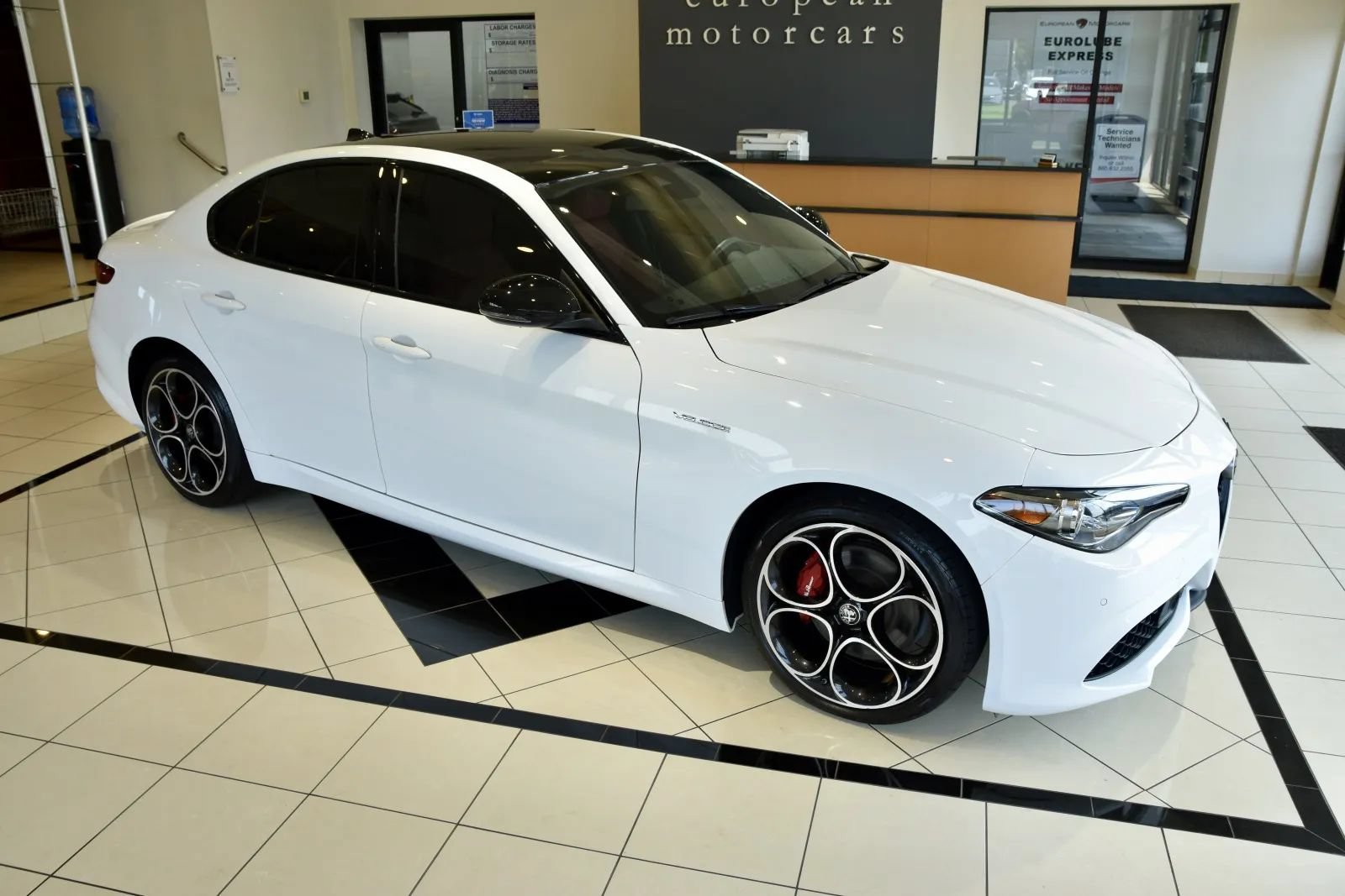 Used 2023 Alfa Romeo Giulia Veloce AWD/4WD image 7