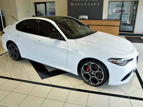 Used 2023 Alfa Romeo Giulia Veloce AWD/4WD image 7
