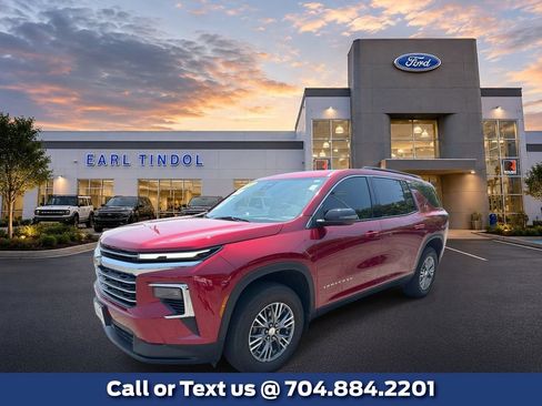 Used 2026 Chevrolet Traverse LT FWD image 1