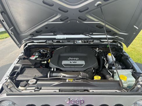 Used 2017 Jeep Wrangler Unlimited Sport w/ Connectivity Group AWD/4WD image 9
