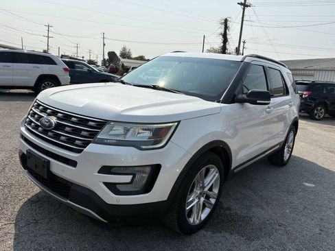 Used 2017 Ford Explorer XLT w/ Equipment Group 202A FWD image 5