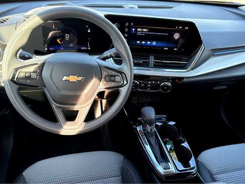 Used 2025 Chevrolet Trax LT image 4