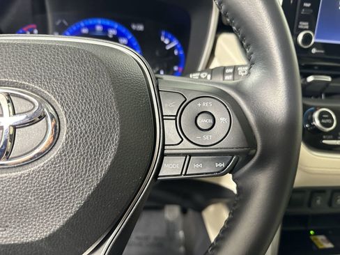 Used 2022 Toyota Corolla Cross XLE image 13