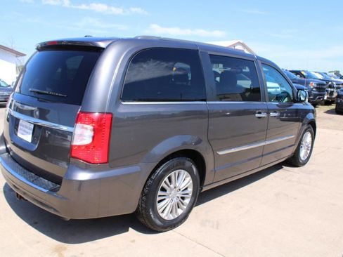Used 2016 Chrysler Town & Country Touring-L FWD image 8