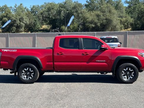 Used 2020 Toyota Tacoma TRD Off-Road w/ Technology Package AWD/4WD image 2