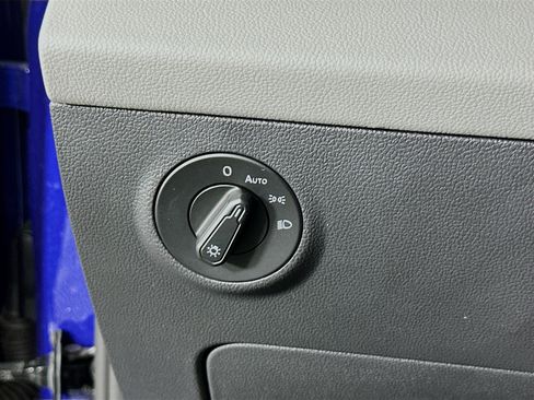 Used 2022 Volkswagen Taos SE image 16