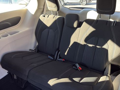 Used 2023 Chrysler Voyager LX image 15