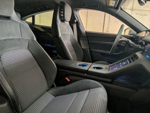 Used 2025 Porsche Taycan image 20
