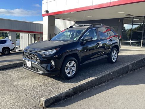 Certified 2021 Toyota RAV4 XLE w/ Convenience Package AWD/4WD image 4
