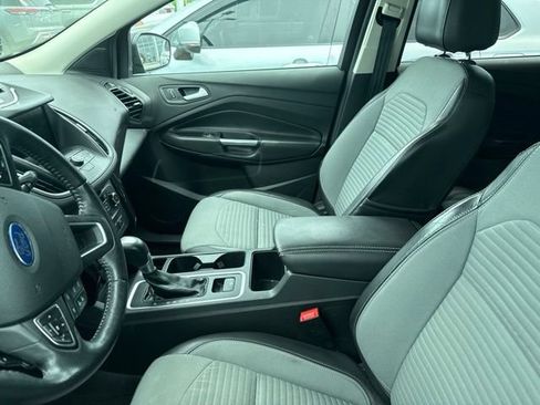 Used 2017 Ford Escape SE w/ Equipment Group 201A FWD image 4