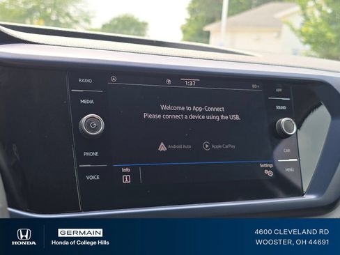 Used 2024 Volkswagen Taos SE FWD image 3
