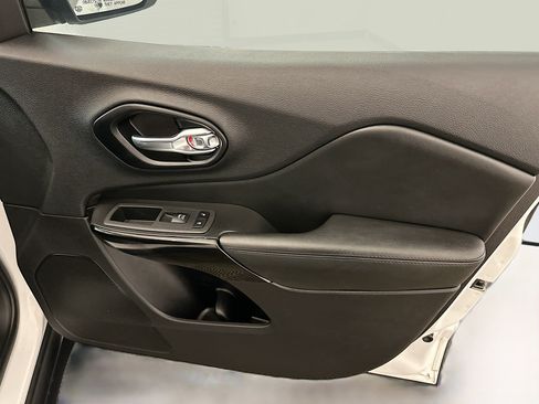 Used 2021 Jeep Cherokee Latitude Plus image 32