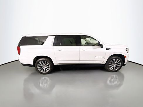 Used 2021 GMC Yukon XL Denali w/ Denali Premium Package image 11