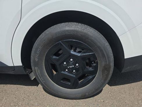 Used 2025 Kia Carnival FWD image 12