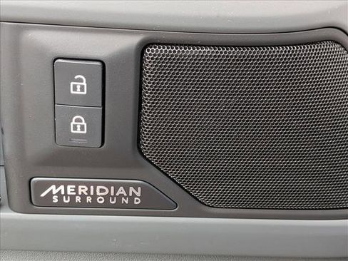 Used 2025 Land Rover Defender 110 X-Dynamic SE image 15