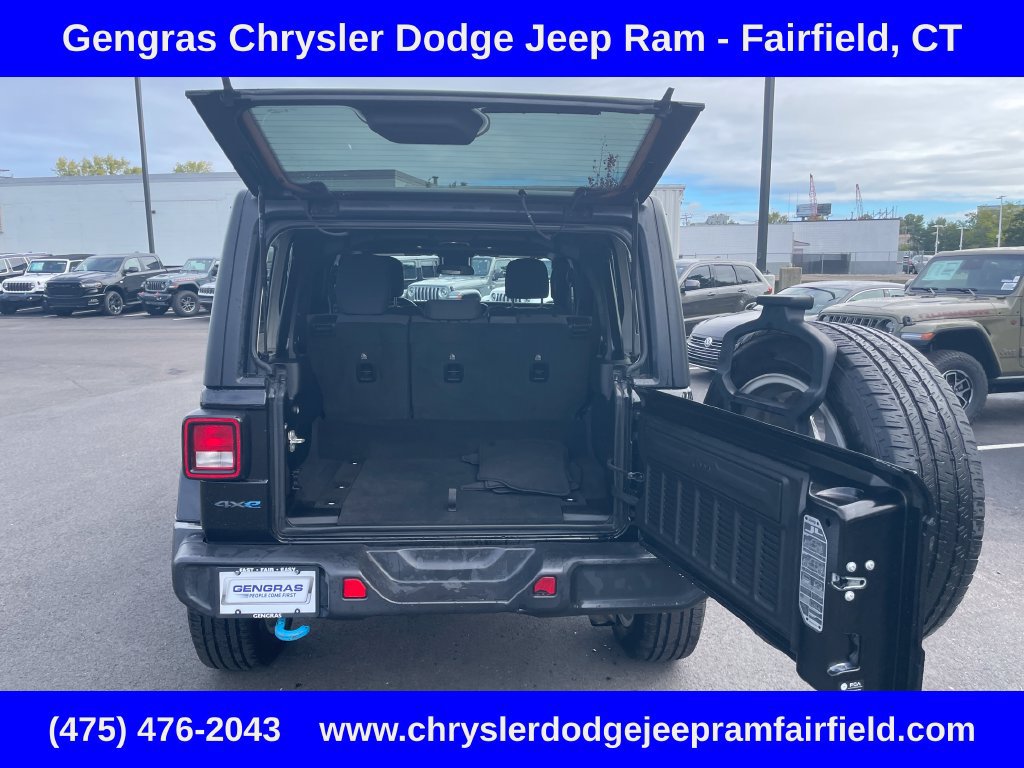 Used 2024 Jeep Wrangler Unlimited w/ Convenience Group AWD/4WD image 33