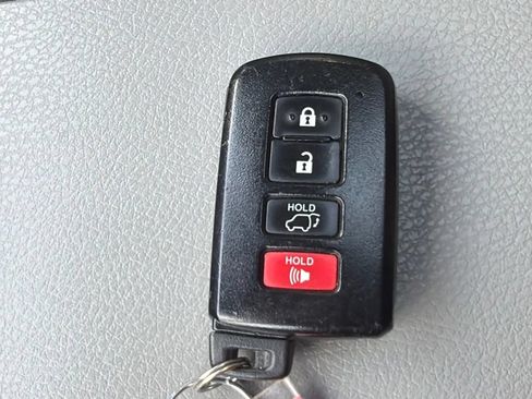 Used 2019 Toyota Highlander XLE AWD/4WD image 28
