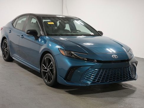 Used 2025 Toyota Camry XSE image 3