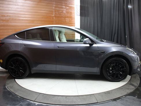 Used 2022 Tesla Model Y Long Range AWD/4WD image 16