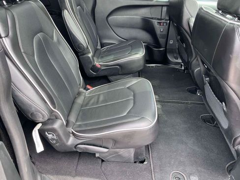 Used 2025 Chrysler Pacifica Limited FWD image 21