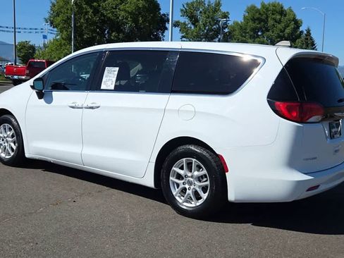 Used 2022 Chrysler Voyager LX FWD image 6