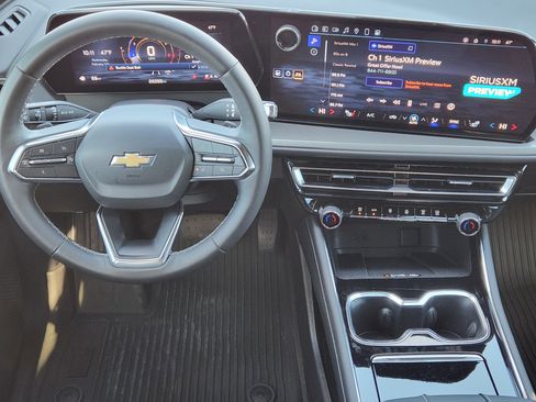 Used 2024 Chevrolet Traverse LT image 27