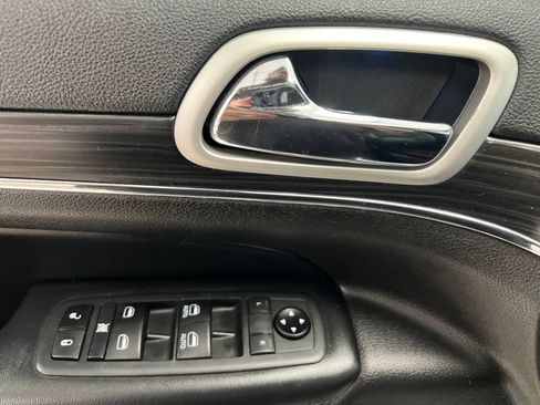 Used 2020 Jeep Grand Cherokee Limited AWD/4WD image 21
