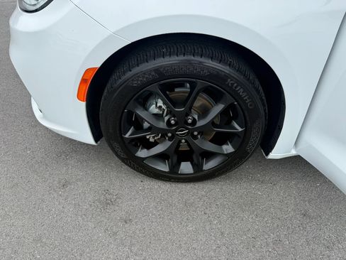 Used 2025 Chrysler Pacifica Limited FWD image 25