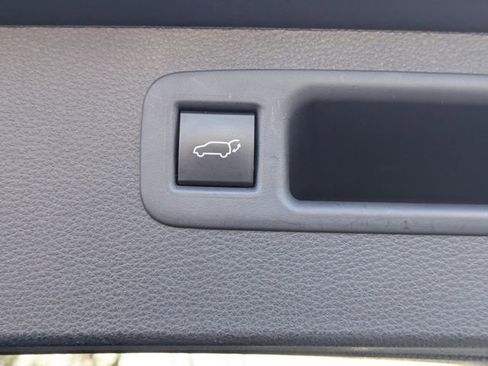 Used 2023 Toyota Highlander XLE image 14