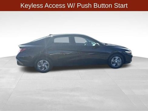 Used 2025 Hyundai Elantra SE image 8