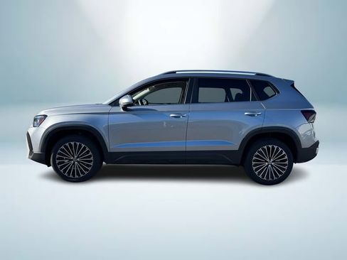Used 2025 Volkswagen Taos SE image 3