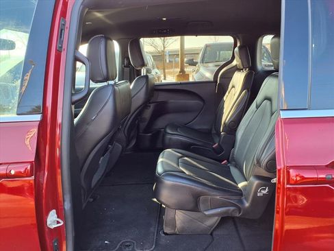 Used 2025 Chrysler Pacifica Select image 11