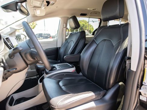 Used 2022 Chrysler Pacifica Touring-L image 18