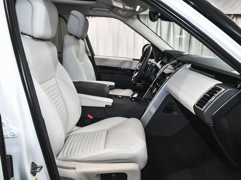 Used 2025 Land Rover Discovery S image 67