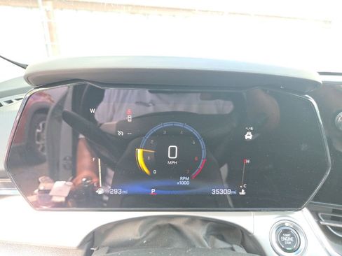 Used 2025 Chevrolet Trax LT w/ LT Convenience Package image 2