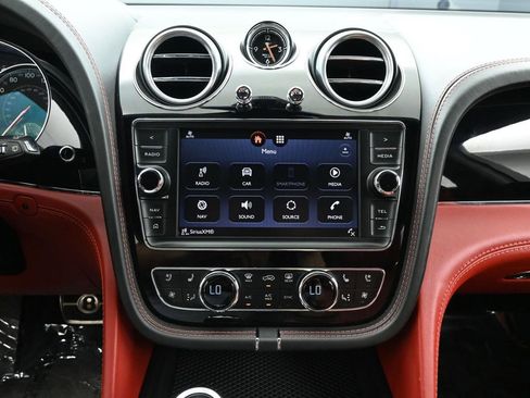 Used 2018 Bentley Bentayga image 36