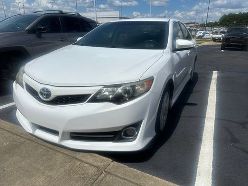 Used 2014 Toyota Camry SE FWD image 1