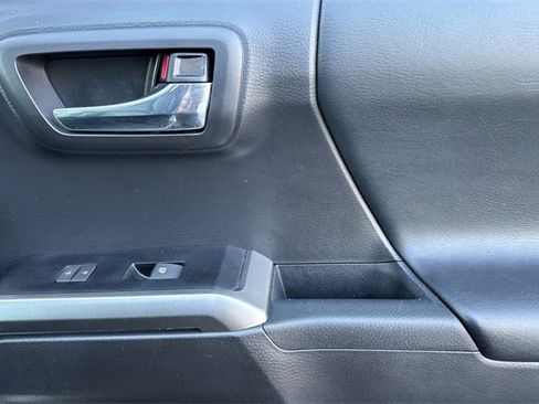 Used 2022 Toyota Tacoma Limited image 21