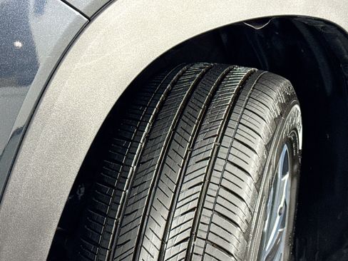 Used 2022 Toyota Corolla Cross XLE w/ Convenience Package AWD/4WD image 18
