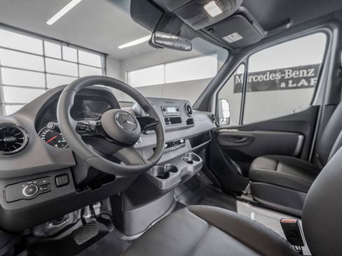 Used 2025 Mercedes-Benz Sprinter 2500 image 6