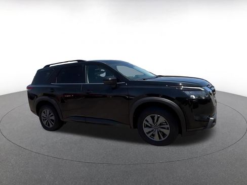 Used 2025 Nissan Pathfinder SV FWD image 2