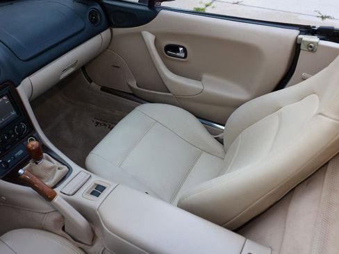 Used 2000 MAZDA MX-5 Miata RWD image 18