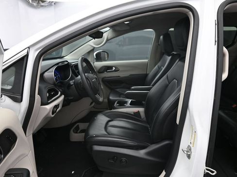 Used 2023 Chrysler Pacifica Touring-L FWD image 17